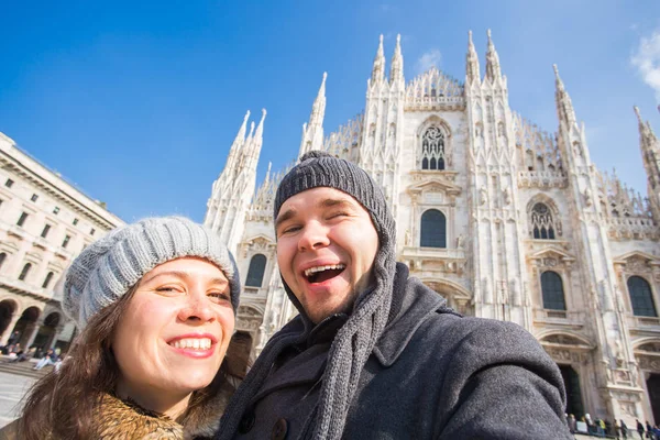 Seyahat, İtalya ve tatil kavramı - mutlu turistler önünde Duomo Katedrali, Milan kendi kendine portre çekici