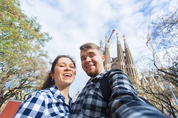 Barcelona, İspanya - 6 Şubat 2018: mutlu turist Barcelona, ünlü Sagrada Familia Roma Katolik Kilisesi önünde fotoğraf çekme mimar Antoni Gaudi