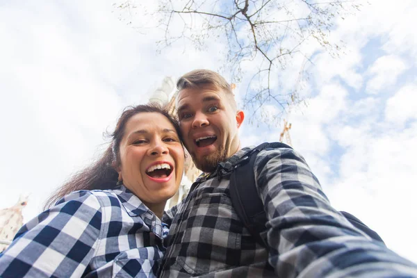 Barcelona, Spanien - 6. Februar 2018: Ein glückliches Paar macht ein Selfie-Foto vor der berühmten Kathedrale Sagrada Familia. Reisen in Barcelona — Stockfoto