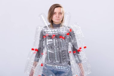 Çevre Koruma, insanlar ve geri dönüştürülebilir plastik kavram - beyaz arka plan üzerinde plastik şişe gibi elbise ile çevre felaketi ile ilgili yorgun kadın