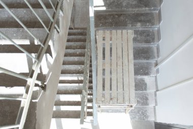 Yenileme, tadilat ve inşaat sırasında merdivenli oda