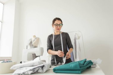 Terzisi, moda tasarımcısı, terzi ve insan kavramı-kendi stüdyosunda iş yerinde bir terzi portresi