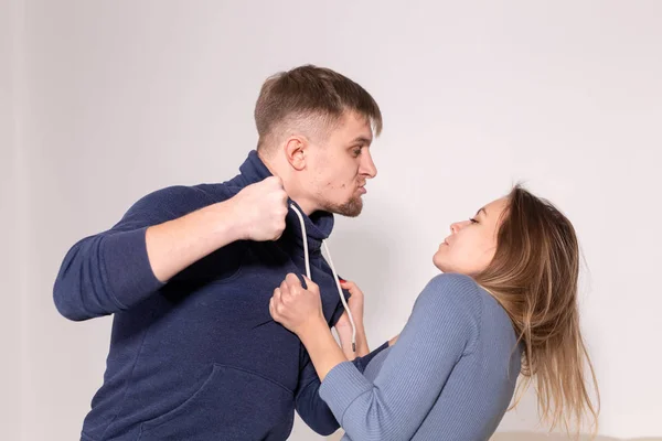 Mensen en misbruik concept - portret van angry young man proberen te raken van de vrouw — Stockfoto