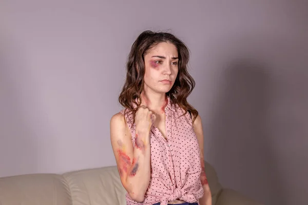 Otázkách násilí - žena obětí domácího násilí a zneužívání šedé pozadí — Stock fotografie