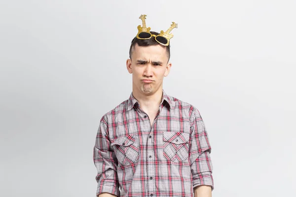 Люди, праздники и концепция вечеринки - Человек со смешным лицом в футболке с конфетти — стоковое фото