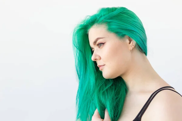 Концепция стиля, портрета и окраски волос - молодая женщина с зелеными волосами на белом фоне с пространством для копирования — стоковое фото