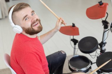 Müzik, hobi ve insan kavramı - Beyaz bir oda arka plan üzerinde Sakallı davulcu
