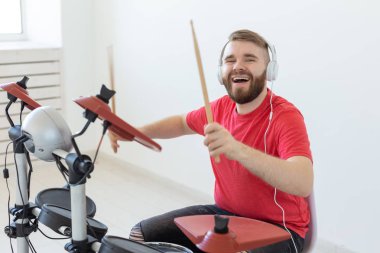 Müzik, insanlar ve hobi kavramı - adam davul çalan ve çok duygusal gibi görünüyor