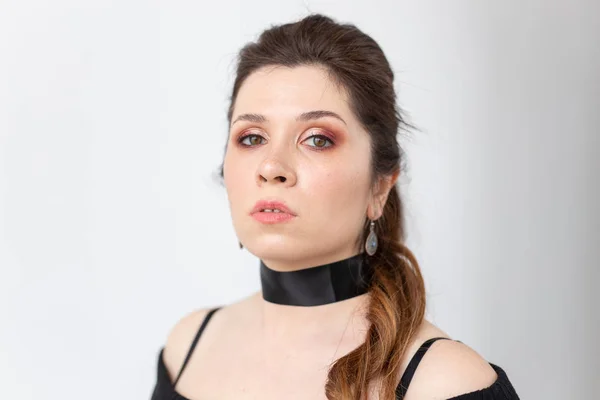Gotická, make-up, módní a lidová koncepce-mladá stylová krásná žena s bílou kůží a červenými rty na bílém pozadí — Stock fotografie