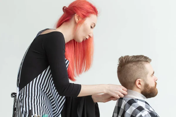 Friseur, Friseur und Friseursalon-Konzept - Friseurin schneidet einen bärtigen Mann — Stockfoto