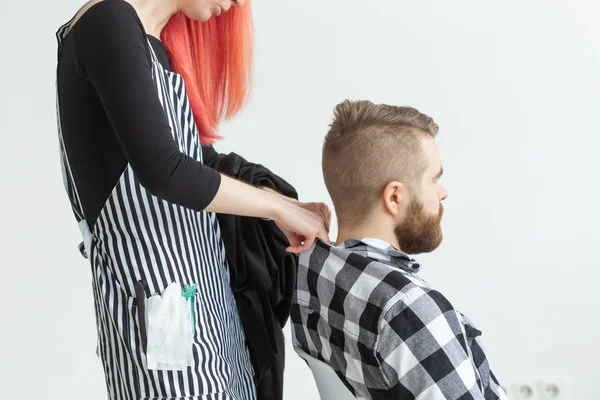 Cabeleireiro, estilista e conceito barbeiro loja mulher cabeleireiro cortar um homem — Fotografia de Stock