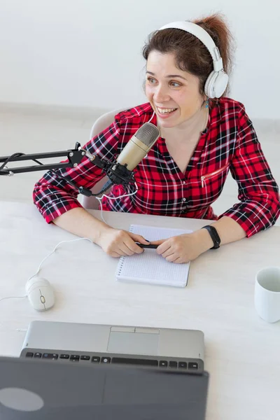 Concept d'animateur de radio - Portrait de présentatrice de radio avec écouteurs — Photo