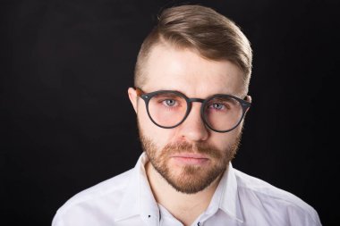 Siyah arka plan üzerinde izole kamera bakarak sakallı yakışıklı adam Portresi