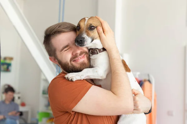 동물, 애완 동물 및 사람들 개념 - 그의 잭 러셀 테리어와 캐주얼 겨자 티셔츠에 미소 남자 — 스톡 사진