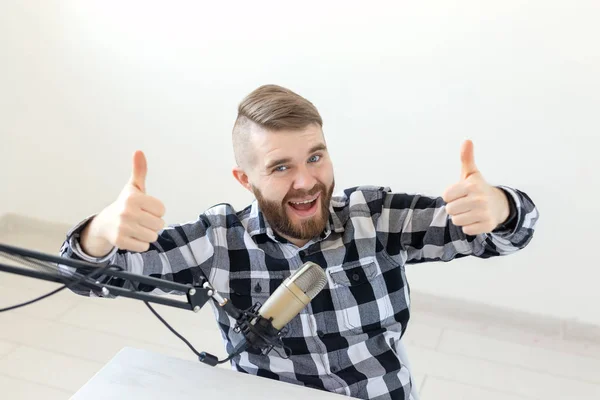 Radio Host Streamer i blogger Concept-Man wskazując Thum się na białym tle, host na stacji radiowej — Zdjęcie stockowe
