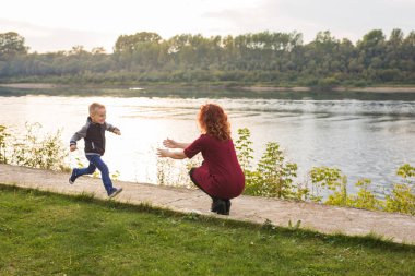 Annelik ve çocuk kavramı - oğlu anneler kollarına çalışır