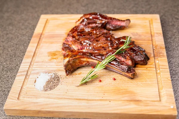 Comida, delicioso, carne de cavalo e conceito de artesanato - porção de bife grelhado — Fotografia de Stock