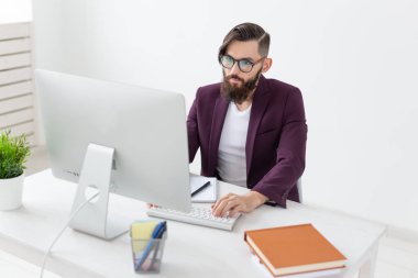 Illustrator uygulaması, tasarım ve stil kavramı - grafik tasarımcı tablet bilgisayarda çalışarak yeni Proje çizimi