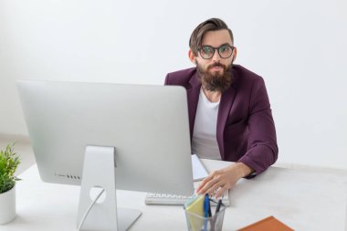 kişi, tasarım ve stil kavramı - grafik tasarımcı tablet bilgisayarda çalışarak yeni Proje çizimi