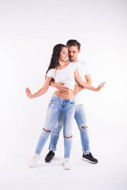 Beyaz arka plan üzerinde Salsa, kizomba ve bachata dansçılar. Sosyal dans kavramı