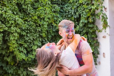 Festival Holi, dostluk - renkli holi Festivali'nde oynayan genç insanlar