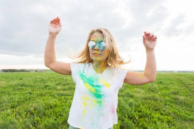 Eğlence, mutlu, insanlar ve tatil kavramı - Holi boya partide neşeli genç kadın