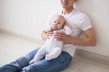 Bebek, Aile ve çocuk kavramı - kel babası alır onun küçük bebeğe