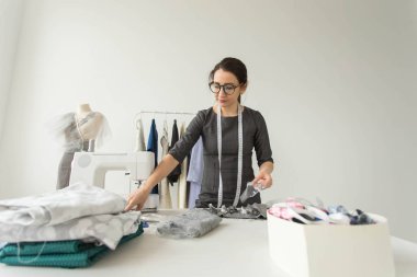 insanlar, moda ve showroom konsept - genç moda tasarımcısı onu showroom