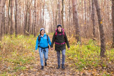 İnsanlar, yürüyüş, turizm ve doğa kavramı - kaç turist sonbahar ormanda hiking