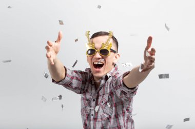 İnsanlar, tatil ve parti kavramı - gözlüklü beyaz zemin üzerine konfeti dans komik adam