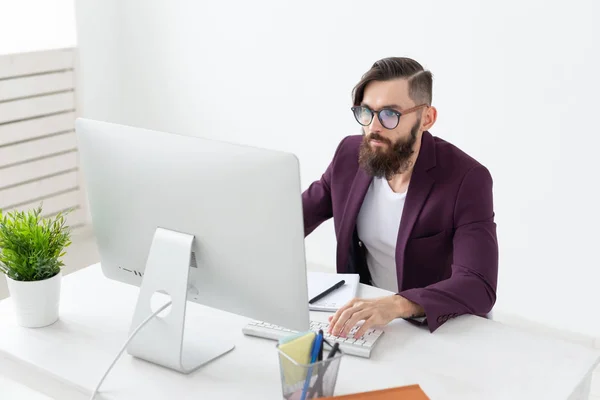 Concepto de personas y tecnología - Hombre guapo con barba trabajando en el ordenador — Foto de Stock