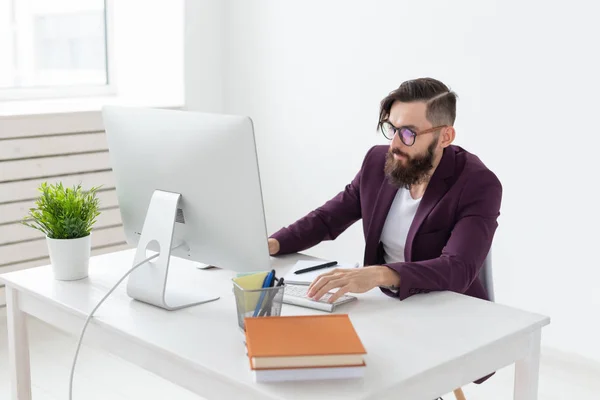 Concepto de personas, diseñador y tecnología - Artista trabajando en el ordenador — Foto de Stock