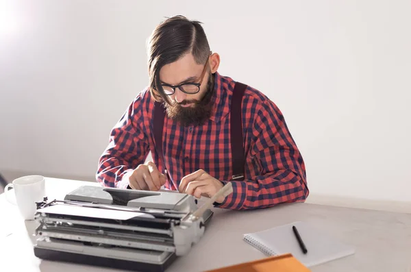 Concepto de personas y tecnología - Retrato de escritor trabajando en máquina de escribir — Foto de Stock