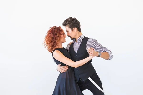 Dança social, bachata, kizomba, tango, salsa, conceito de pessoas - Casal jovem dançando sobre fundo branco — Fotografia de Stock