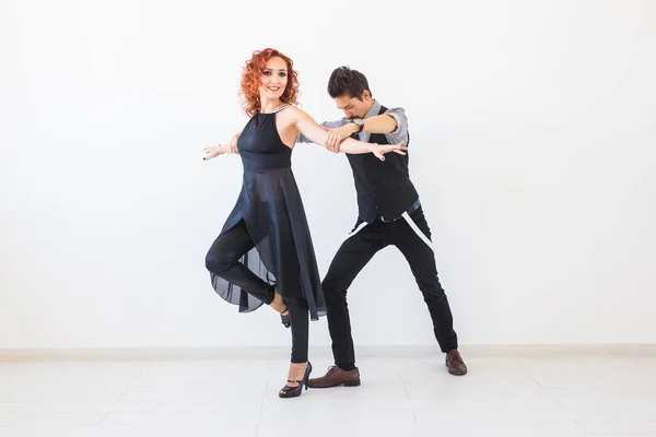 Baile social, bachata, kizomba, tango, salsa, concepto de personas - Pareja joven bailando sobre fondo blanco — Foto de Stock