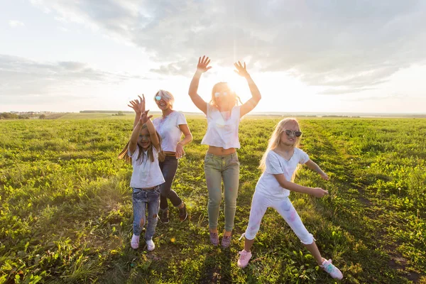 Eğlenceli, renkleri, Hint tatil ve insanlar kavramı - kadın gençler eğleniyor holi festival