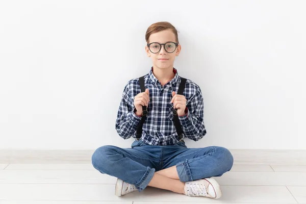 Teenager, Kinder und Modekonzept - lustiger Junge mit Brille und Hemdträgern — Stockfoto