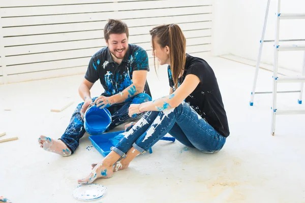 Les gens, concept de rénovation et de réparation portrait de couple heureux verser de la peinture — Photo