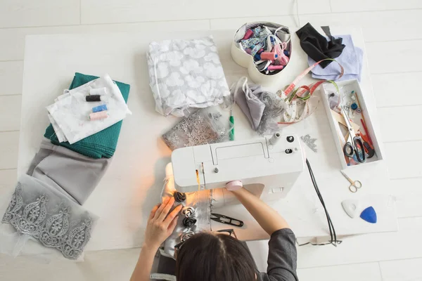 Concepto de sastre, moda y costurera: joven diseñadora de moda femenina en su sala de exposición, vista superior — Foto de Stock