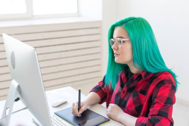 Illustrator, grafik tasarımcı, animatör ve sanatçı kavramı - güzel yeşil saç ve gözlük dizüstü çizim ile yaratıcısı kadın
