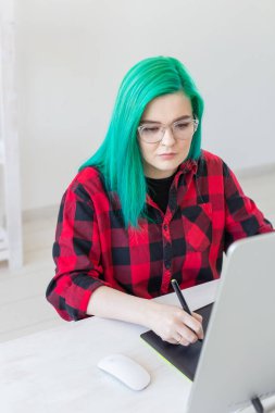 Yaratıcı, illüstratör ve tasarımcı kavramı - yeşil saçlı mutlu kadın bir proje, dikey çekim çiziyor