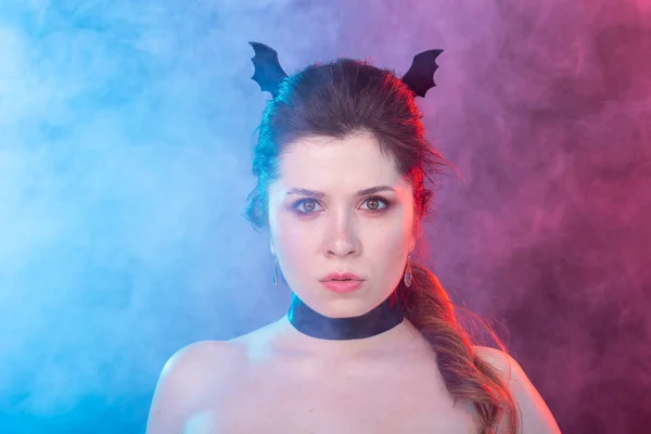 Sötét divat, Halloween és az emberek koncepció-gótikus nő denevér füle alatt a sötét háttér — Stock Fotó