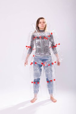 Çevre Koruma, insanlar ve geri dönüştürülebilir plastik kavram - beyaz arka plan üzerinde plastik şişe gibi elbise ile çevre felaketi ile ilgili yorgun kadın