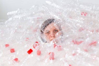 Plastik kirlilik sorunu ve çevre koruma. Plastik şişe yığını içinde zayıf yorgun kadın. Earth konsepti kaydedin. Doğanın temizliği.