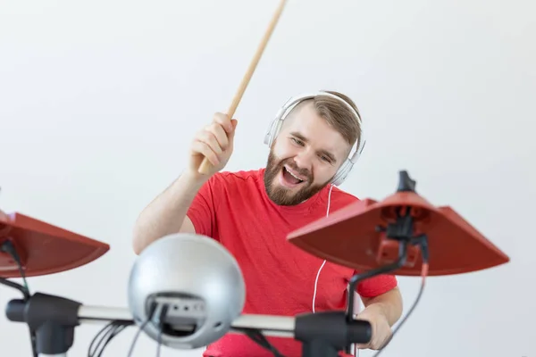 Känslor, hobbyer, musik och människor Concept-emotionell Drummer spelar den elektroniska trummor — Stockfoto