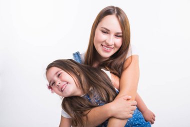Aile, çocuk ve ebeveyn kavramı-beyaz arka planda küçük sevimli çocuğu ile genç kadın. Anne ile kız
