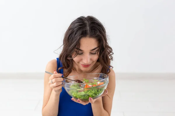 Stile di vita sano, persone e concetto di sport - Donna yoga con una ciotola di insalata di verdure — Foto Stock