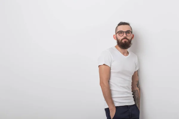 Concepto de belleza, moda y gente - Hombre fresco con barba posando sobre fondo blanco —  Fotos de Stock