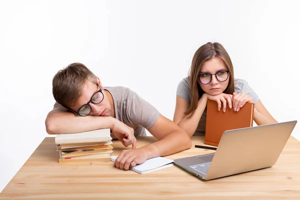 Istruzione e la gente concettuale- un paio di giovani con gli occhiali sembrano stufi di imparare i compiti — Foto Stock