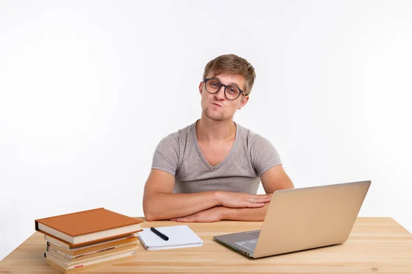 El estudio, la educación y el concepto de emociones - estudiante masculino haciendo ejercicios en el ordenador portátil, mirando sorprendido — Foto de Stock